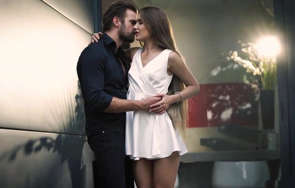 Парень не ожидал что милашка так будет сочно сосать на первом свидании