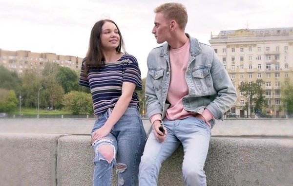 Парень подцепил симпатичную москвичку на набережной и предложил пойти на его хату