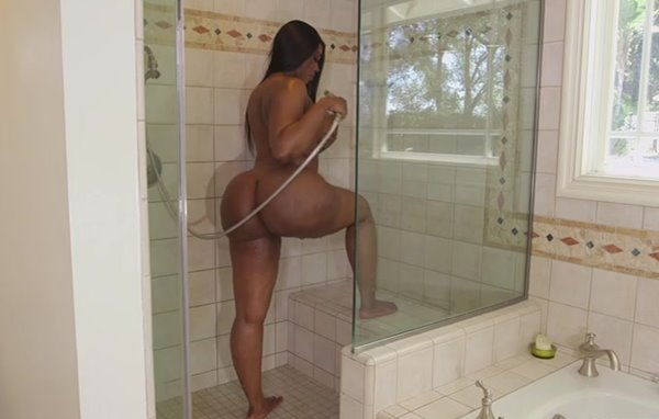 Девушка с гигантской жопой показала какой это кайф трахать большую попу