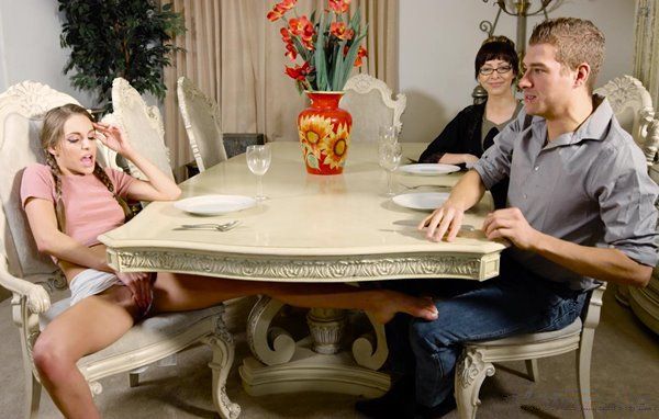 Девушка соблазняет парня при своей маме и нагло намекает на секс