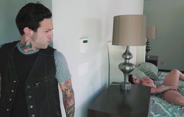 Услышал как громко стонет мамка которая мастурбирует и пошел помагать